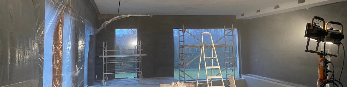 Jak wybrać idealny tynk do Twojego domu: porównanie gipsowych i cementowo-wapiennych